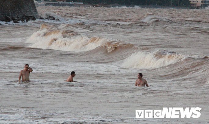 Bão số 3 giật cấp 11 sắp đổ bộ, bố mẹ đứng nhìn con giỡn mặt với tử thần trên biển Đồ Sơn