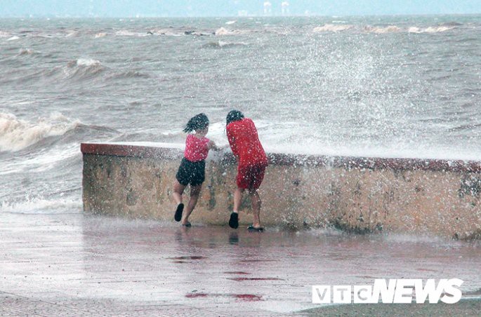 Bão số 3 giật cấp 11 sắp đổ bộ, bố mẹ đứng nhìn con giỡn mặt với tử thần trên biển Đồ Sơn