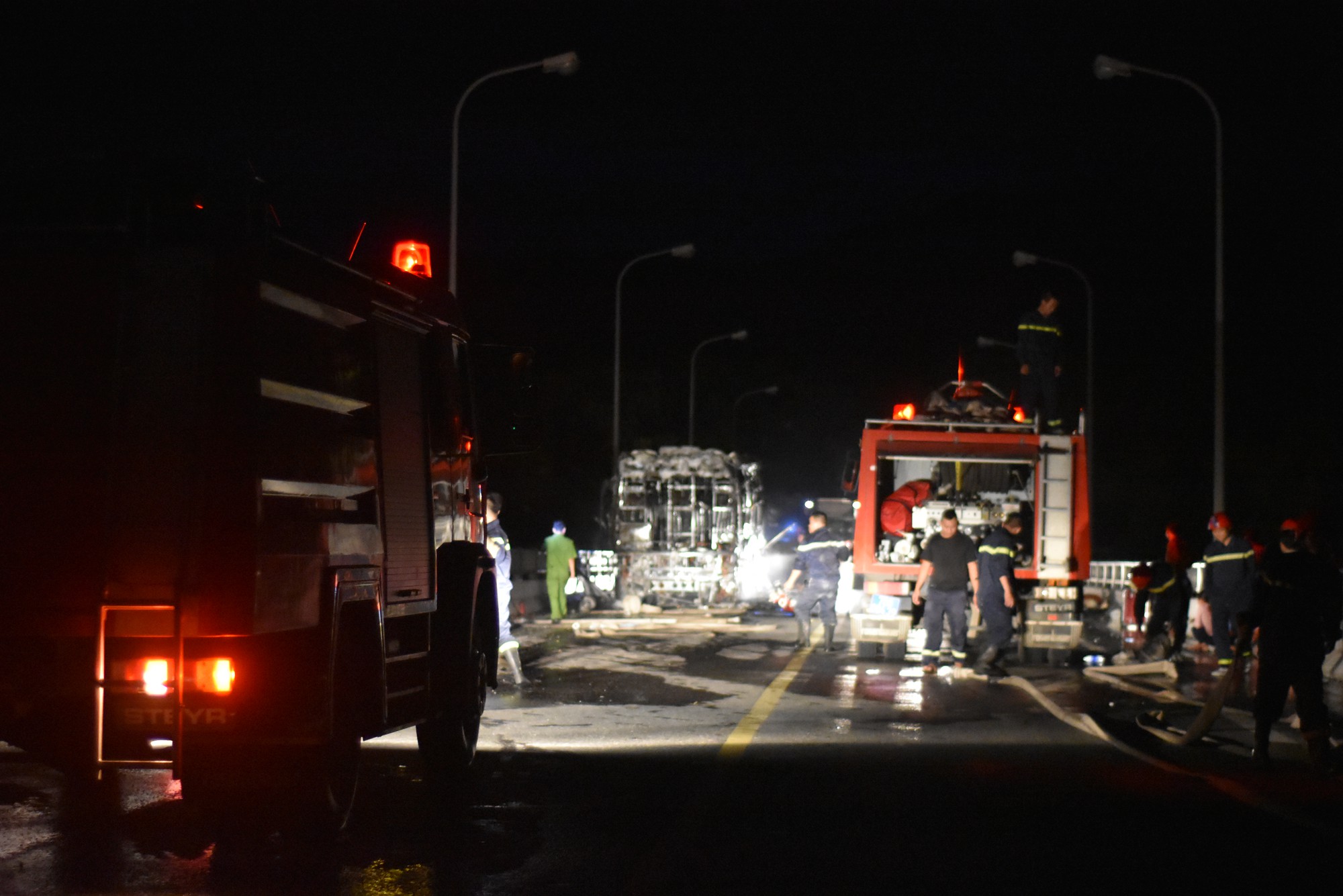 Xe khách bốc cháy ngùn ngụt sau tiếng nổ, hàng chục hành khách hoảng loạn