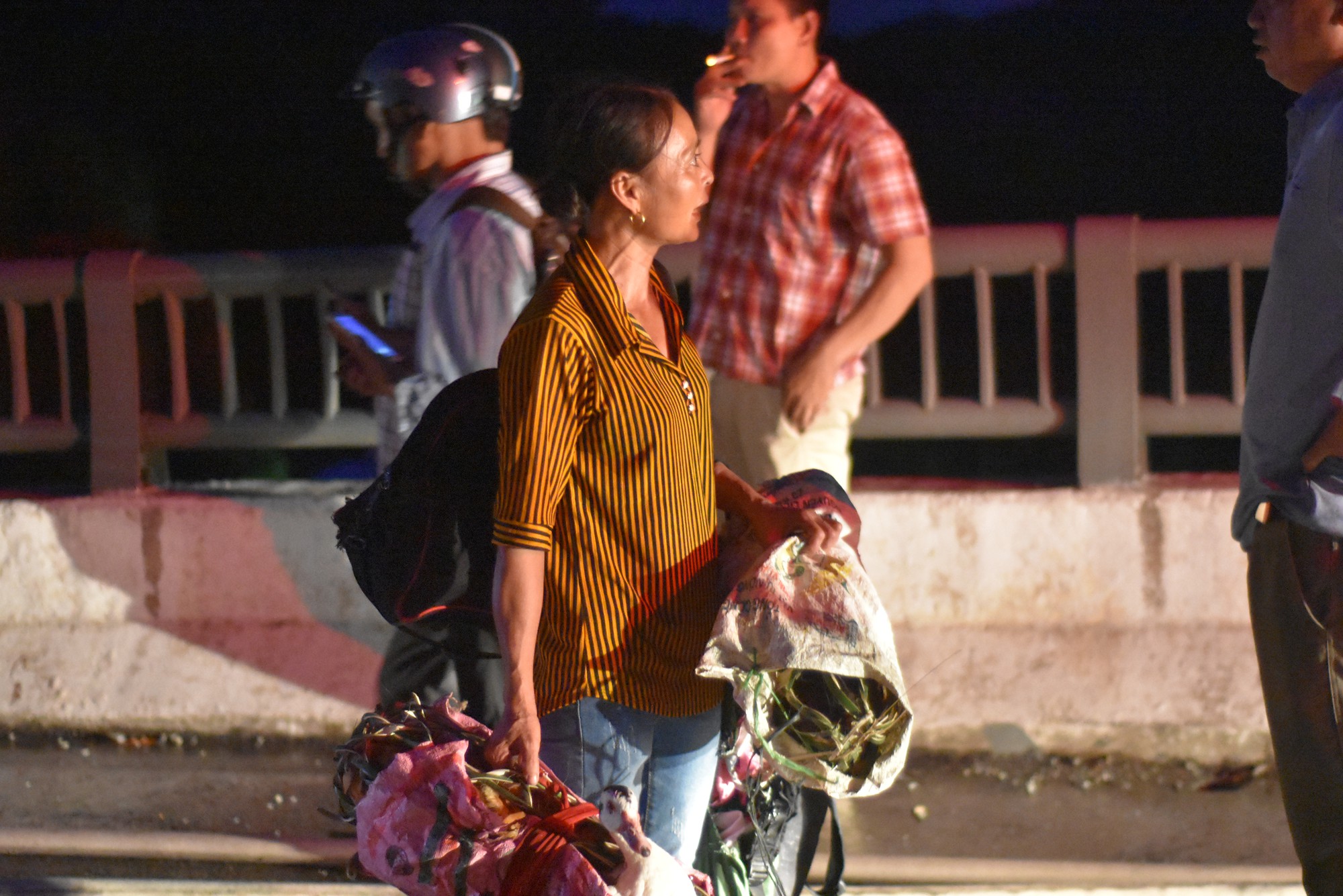 Xe khách bốc cháy ngùn ngụt sau tiếng nổ, hàng chục hành khách hoảng loạn