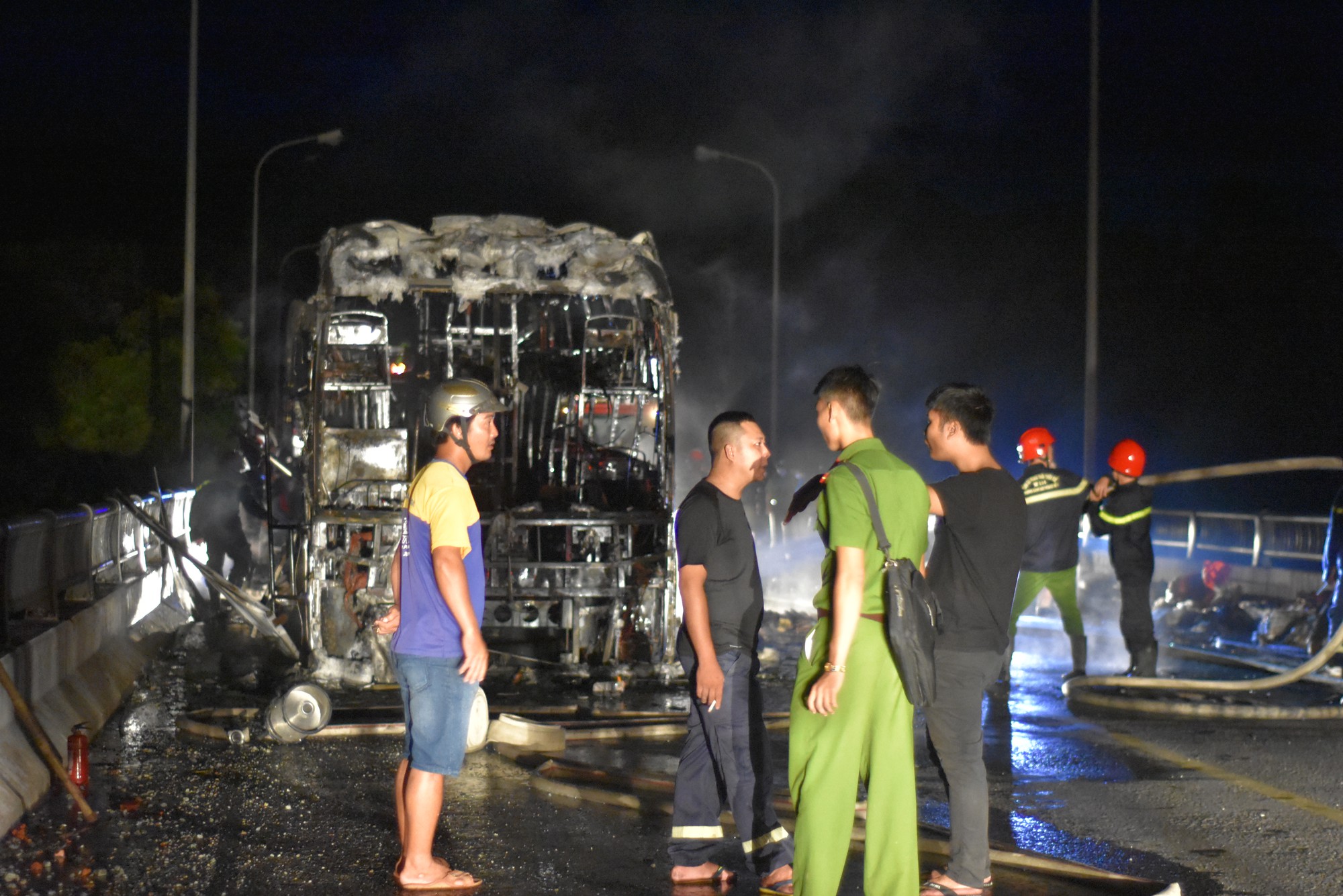 Xe khách bốc cháy ngùn ngụt sau tiếng nổ, hàng chục hành khách hoảng loạn