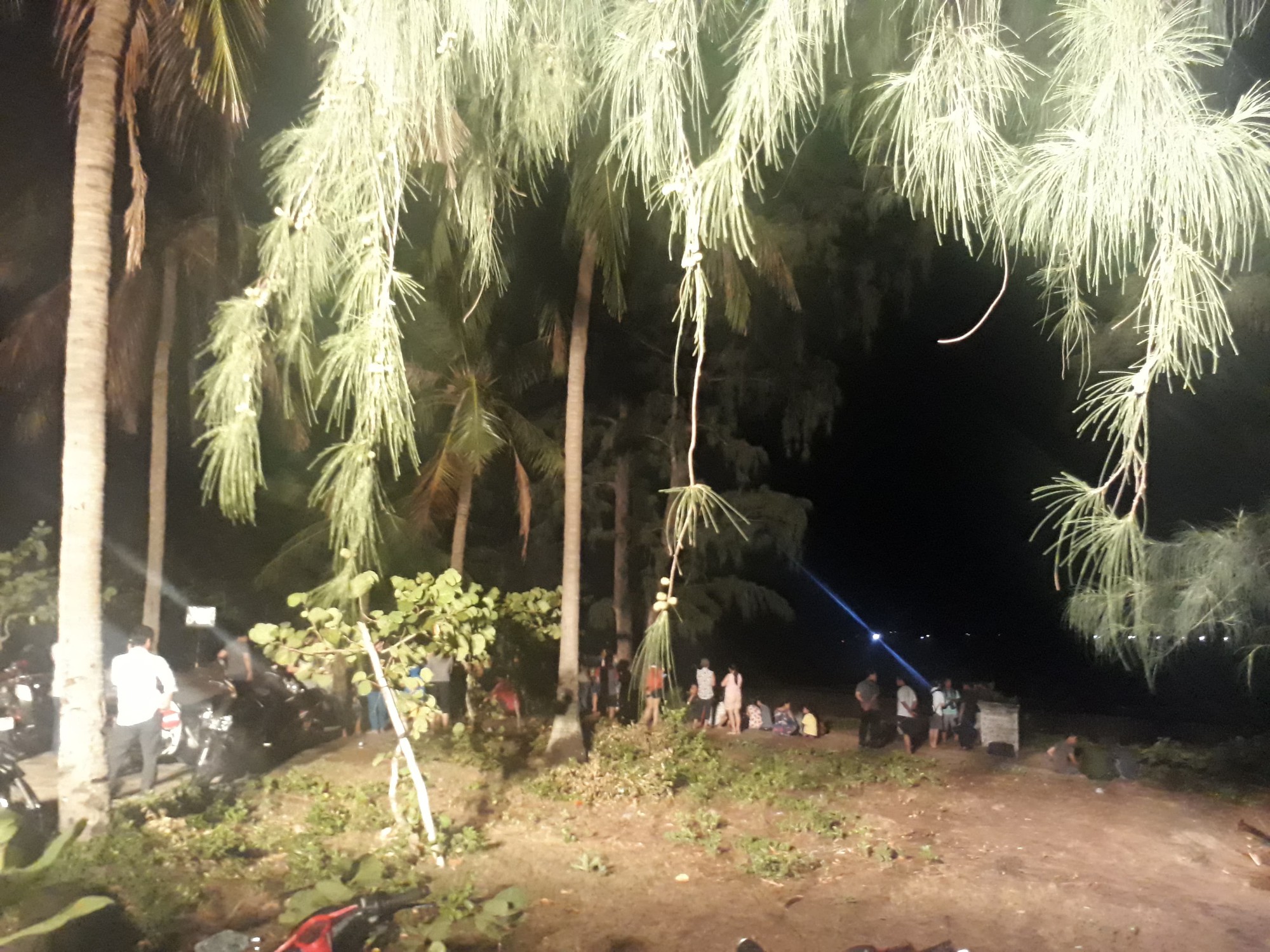 5 người rủ nhau đi tắm biển, 2 người đuối nước thương tâm, 1 người mất tích