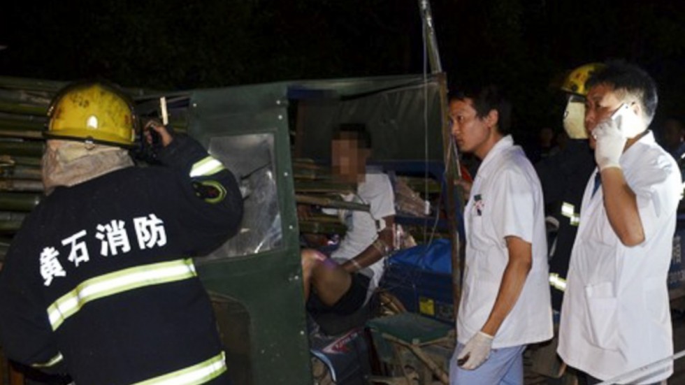 Bị 4 cọc tre dài ngoằng đâm xuyên người vẫn nói chuyện như thường Bị 4 cọc tre dài ngoằng đâm xuyên người vẫn nói chuyện như thường