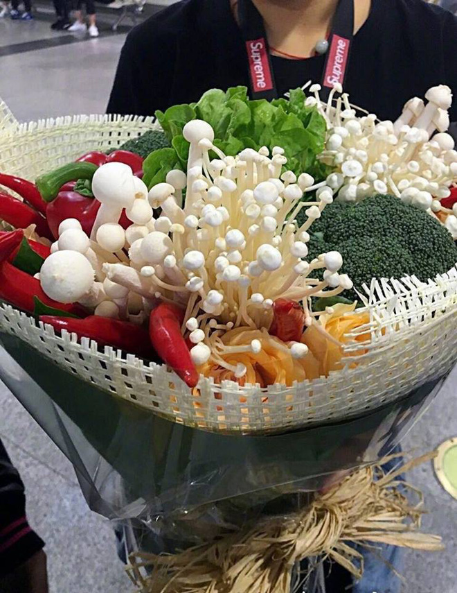Tặng hoa nhập khẩu xưa rồi, mốt bây giờ là súp lơ bó tỏi trông sang chảnh chất chơi thế này đây! Tặng hoa nhập khẩu xưa rồi, mốt bây giờ là súp lơ bó tỏi trông sang chảnh chất chơi thế này đây!