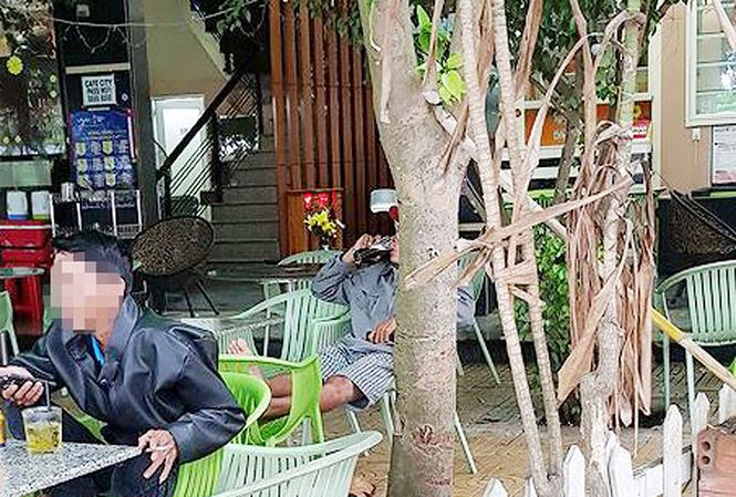 Cố thủ cạnh trụ sở công an sau khi đâm vào cổ bạn