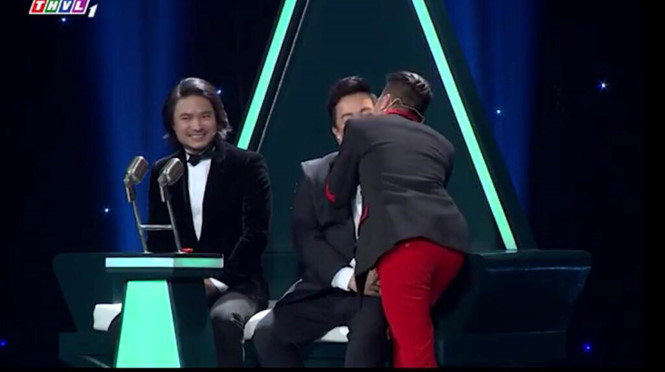 Tuyệt đỉnh song ca tập 2: Chán chặt chém, Đàm Vĩnh Hưng quay sang ôm hôn Quang Lê thắm thiết Tuyệt đỉnh song ca tập 2: Chán chặt chém, Đàm Vĩnh Hưng quay sang ôm hôn Quang Lê thắm thiết