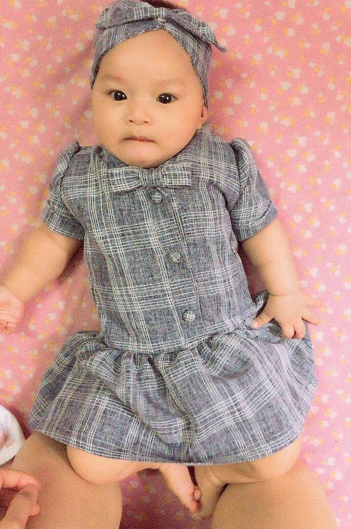 Ngồi 6 tiếng khâu váy cho con gái không mất một đồng, mẹ 9X được khen hết lời