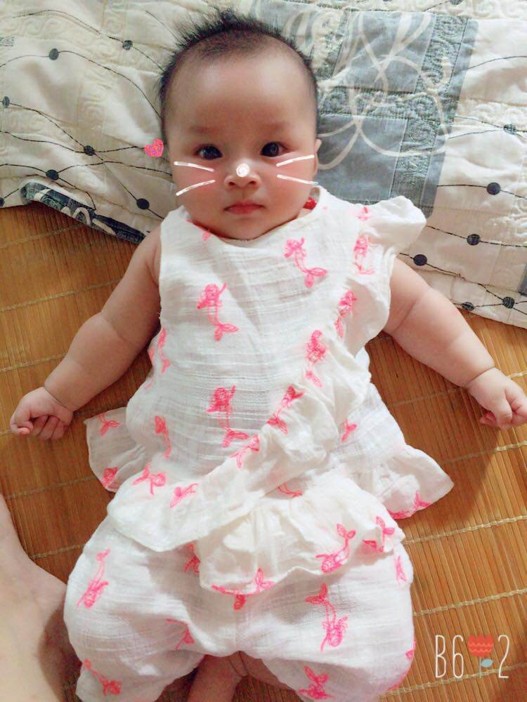 Ngồi 6 tiếng khâu váy cho con gái không mất một đồng, mẹ 9X được khen hết lời