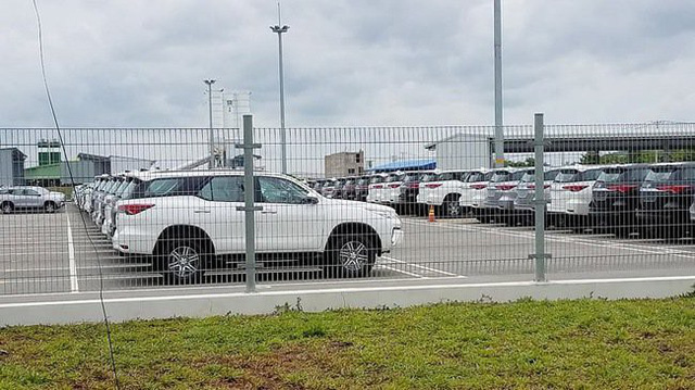 Mua ô tô đắt thêm trăm triệu: Dân buôn cò quay, khách hàng ấm ức