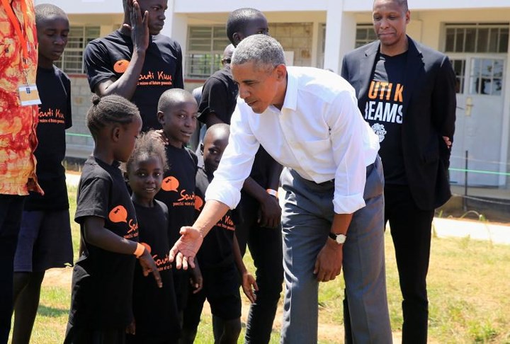 Ảnh: Cựu Tổng thống Mỹ Obama vui vẻ về thăm quê hương Kenya