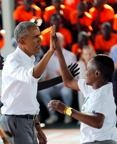 Ảnh: Cựu Tổng thống Mỹ Obama vui vẻ về thăm quê hương Kenya