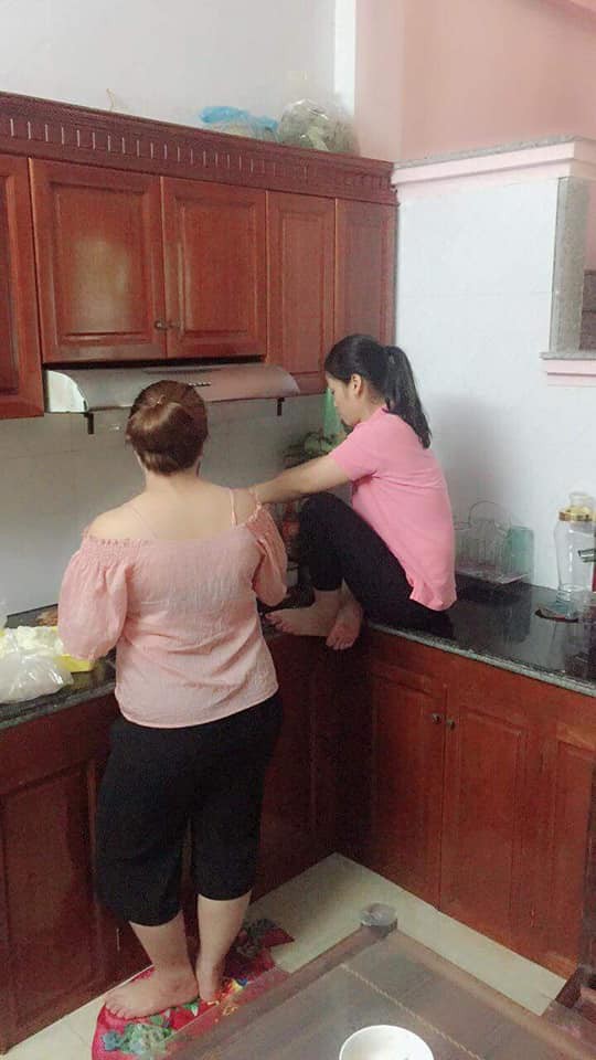Em chồng đăng ảnh chế giễu chị dâu ngồi xổm trên bàn bếp, ai ngờ dân mạng bênh chằm chặp