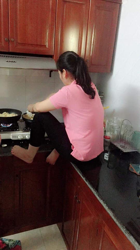Em chồng đăng ảnh chế giễu chị dâu ngồi xổm trên bàn bếp, ai ngờ dân mạng bênh chằm chặp