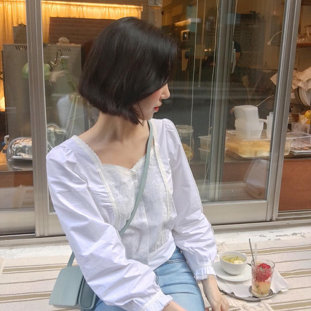 Không ngờ những thiết kế áo cổ V, cổ vuông lại có thể diện đẹp từ đi chơi tới sở làm thế này Không ngờ những thiết kế áo cổ V, cổ vuông lại có thể diện đẹp từ đi chơi tới sở làm thế này