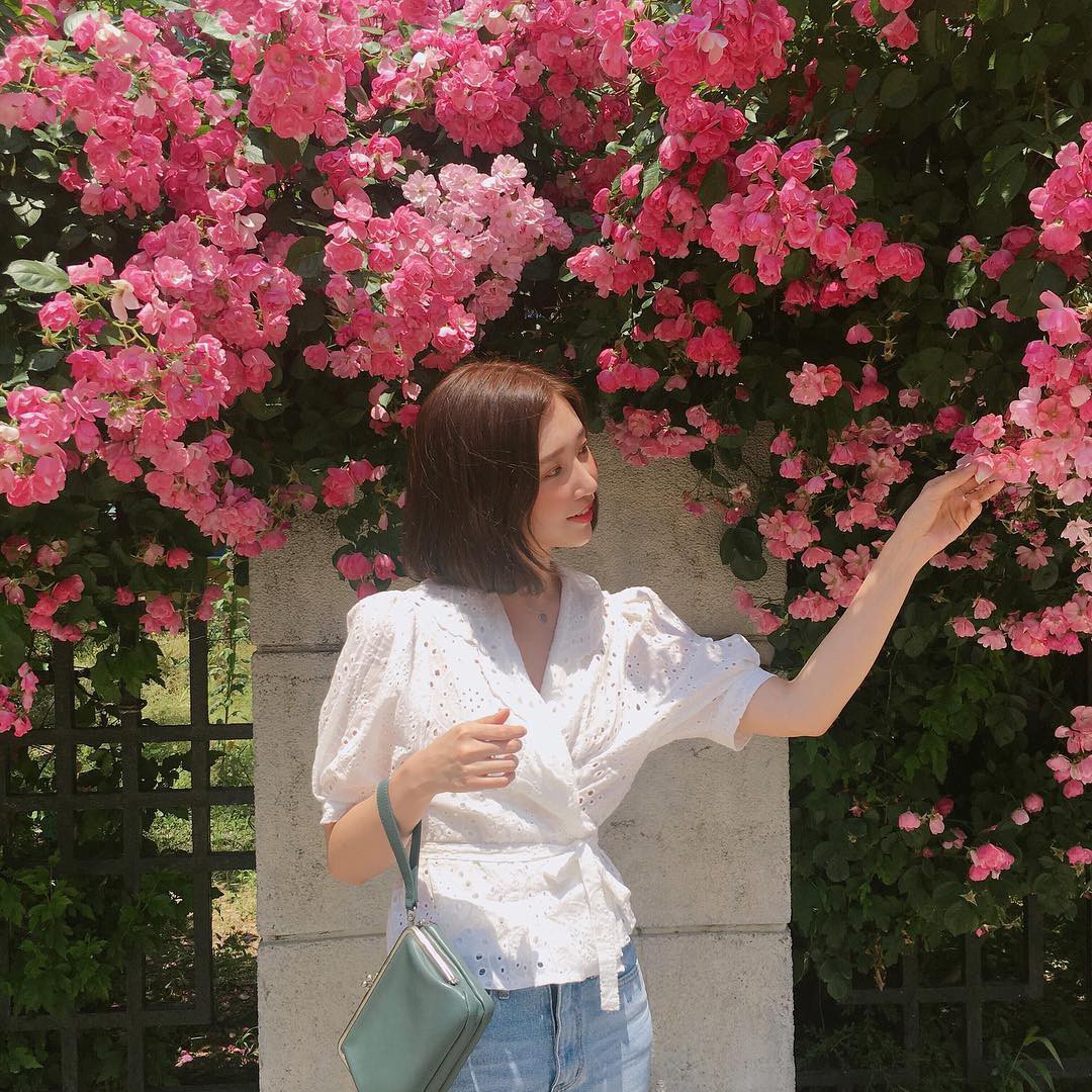 Không ngờ những thiết kế áo cổ V, cổ vuông lại có thể diện đẹp từ đi chơi tới sở làm thế này Không ngờ những thiết kế áo cổ V, cổ vuông lại có thể diện đẹp từ đi chơi tới sở làm thế này
