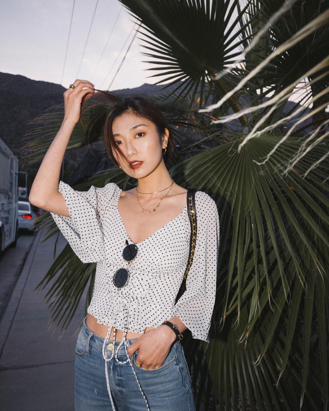 Không ngờ những thiết kế áo cổ V, cổ vuông lại có thể diện đẹp từ đi chơi tới sở làm thế này Không ngờ những thiết kế áo cổ V, cổ vuông lại có thể diện đẹp từ đi chơi tới sở làm thế này