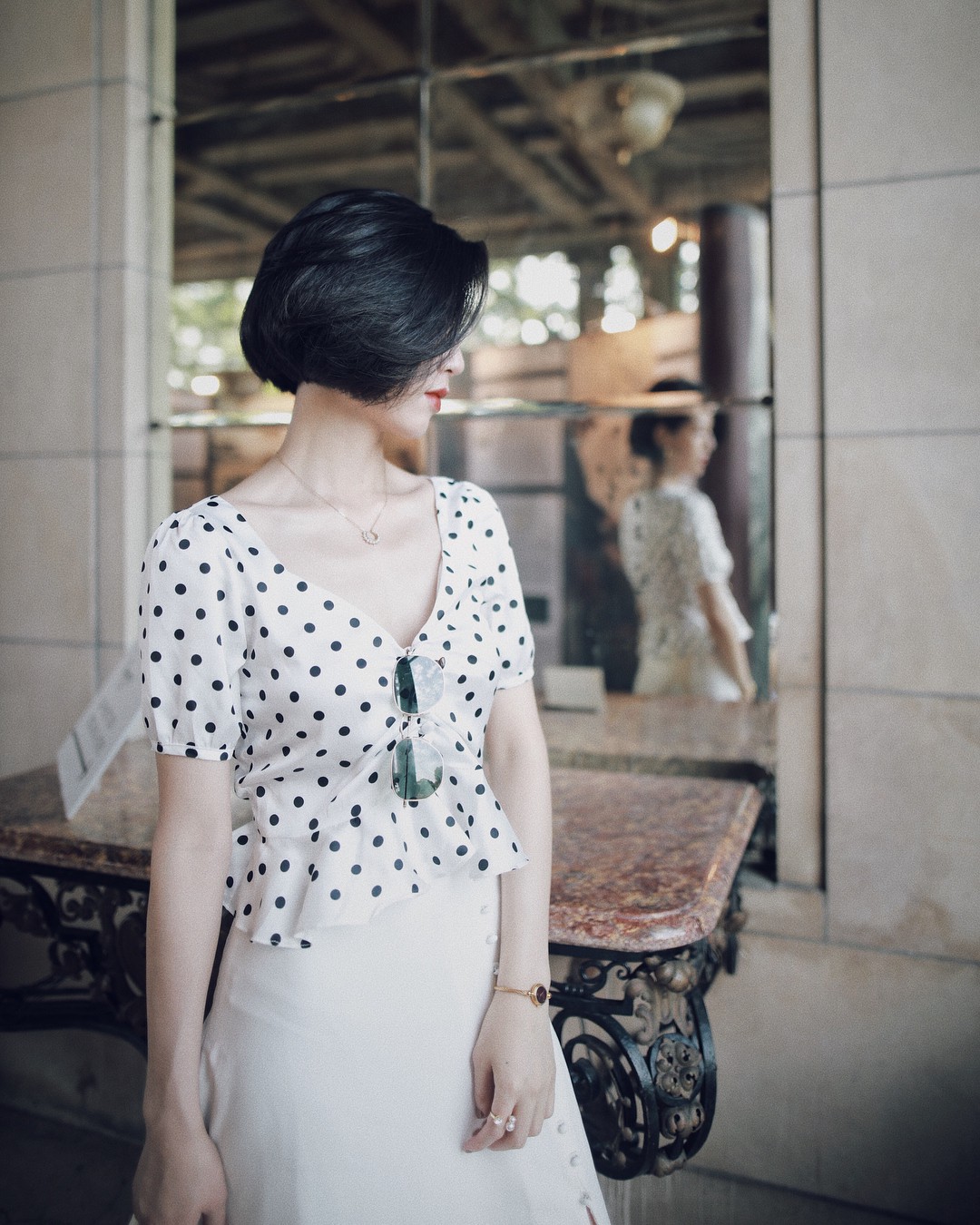 Không ngờ những thiết kế áo cổ V, cổ vuông lại có thể diện đẹp từ đi chơi tới sở làm thế này Không ngờ những thiết kế áo cổ V, cổ vuông lại có thể diện đẹp từ đi chơi tới sở làm thế này