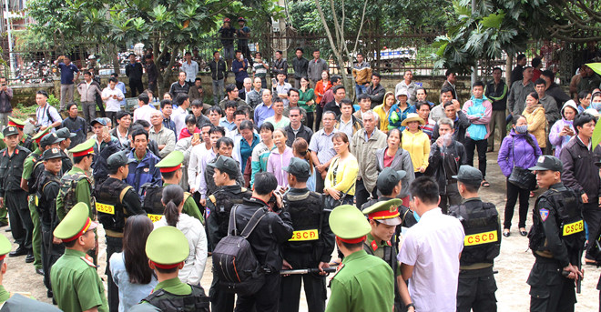 Vợ Đặng Văn Hiến khóc khi nghe vụ án của chồng được kiểm tra