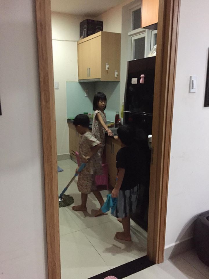 Giả bộ mệt để dụ 2 con làm việc nhà từ bé tí, kết quả hiện tại khiến ai cũng ngưỡng mộ