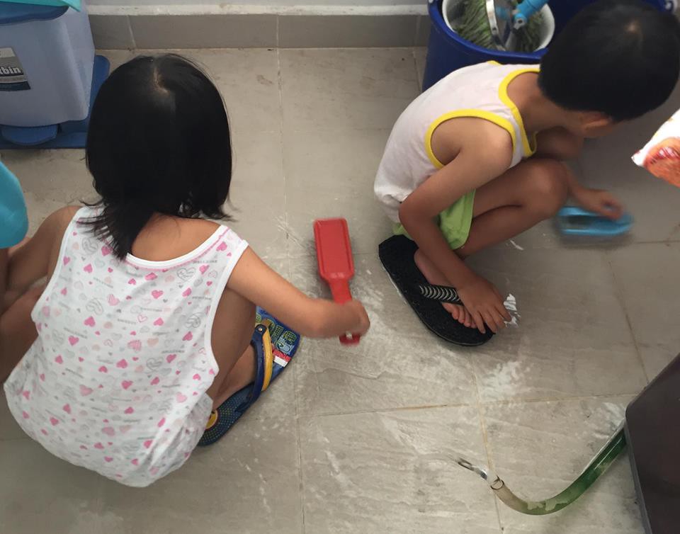 Giả bộ mệt để dụ 2 con làm việc nhà từ bé tí, kết quả hiện tại khiến ai cũng ngưỡng mộ Giả bộ mệt để dụ 2 con làm việc nhà từ bé tí, kết quả hiện tại khiến ai cũng ngưỡng mộ