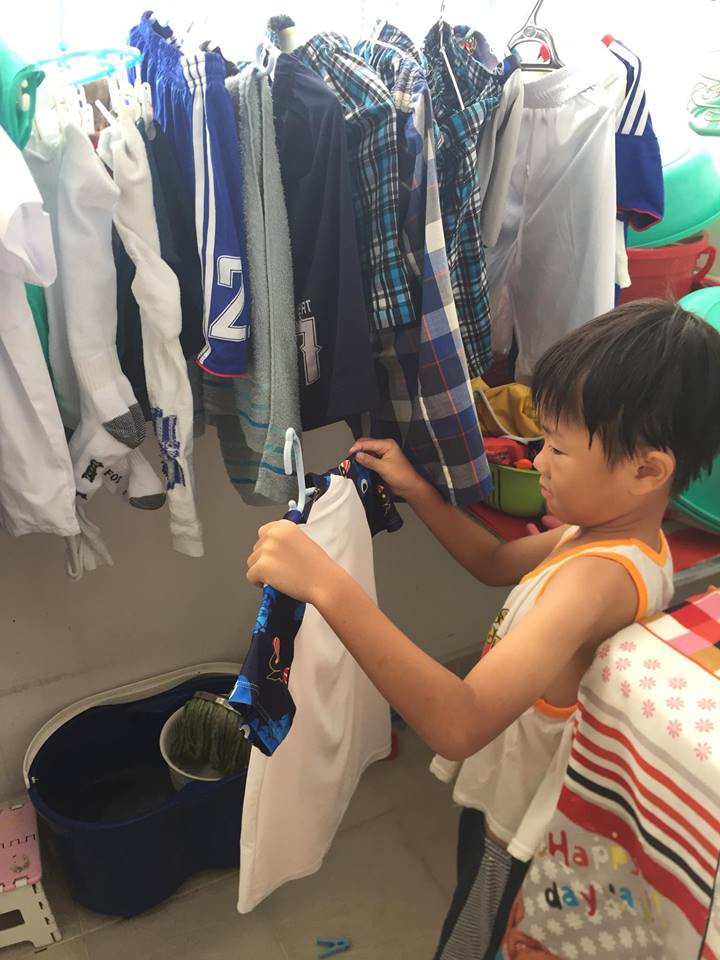 Giả bộ mệt để dụ 2 con làm việc nhà từ bé tí, kết quả hiện tại khiến ai cũng ngưỡng mộ