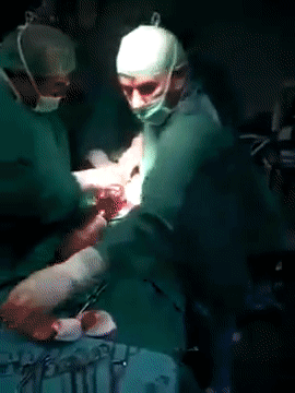 Hiếm thấy: Clip sinh mổ khiến các bác sĩ trong nghề lẫn người xem nín thở vì đếm mãi không hết số thai nhi