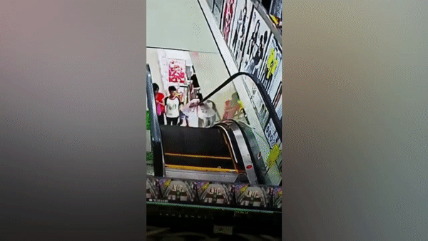 Trung Quốc: Bị kéo lê cả mét sau khi đầu bị kẹp giữa tay vịn thang cuốn và bức tường, bé gái may mắn thoát chết trong gang tấc