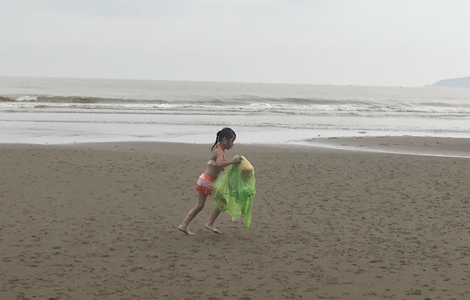 Bất chấp bão Sơn Tinh đang tiến vào, du khách vẫn xuống biển Cửa Lò tắm trong mưa