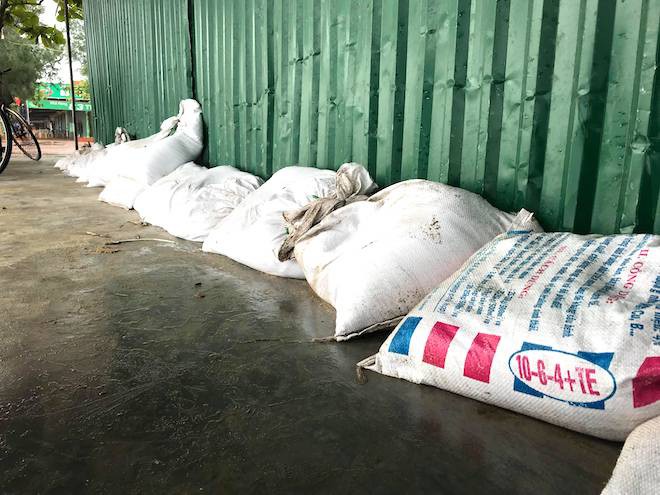 Bất chấp bão Sơn Tinh đang tiến vào, du khách vẫn xuống biển Cửa Lò tắm trong mưa