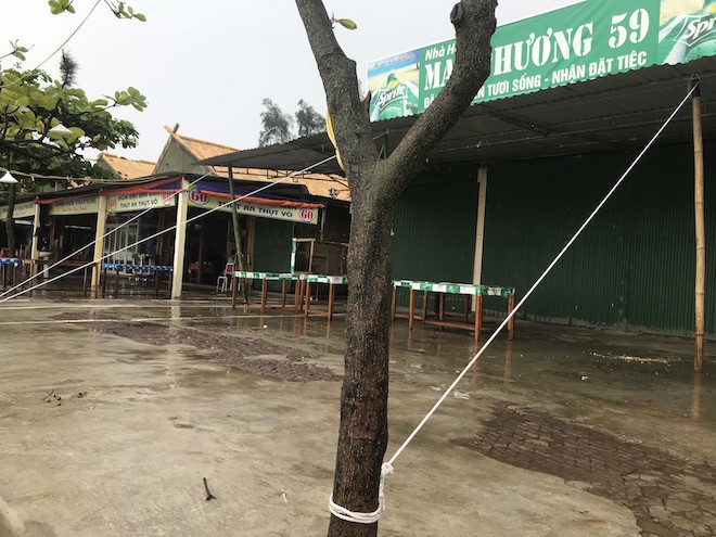 Bất chấp bão Sơn Tinh đang tiến vào, du khách vẫn xuống biển Cửa Lò tắm trong mưa