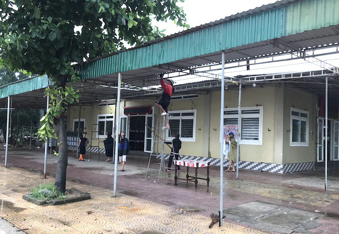 Bất chấp bão Sơn Tinh đang tiến vào, du khách vẫn xuống biển Cửa Lò tắm trong mưa