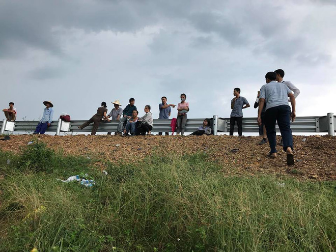 Xe chở khách bay khỏi đường cao tốc Pháp Vân, 3 người bị thương