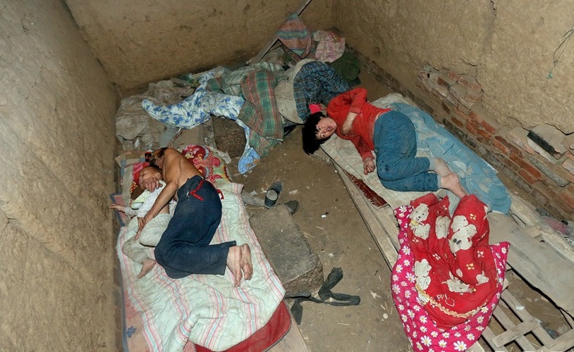 Câu chuyện éo le của ông lão nhặt vợ bên đường về chung sống, mỗi ngày đi làm đều phải trói vợ trói con lại