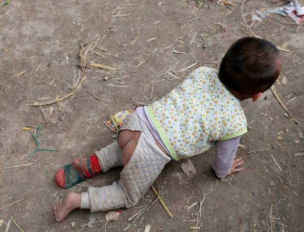 Câu chuyện éo le của ông lão nhặt vợ bên đường về chung sống, mỗi ngày đi làm đều phải trói vợ trói con lại