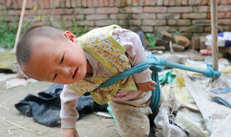 Câu chuyện éo le của ông lão nhặt vợ bên đường về chung sống, mỗi ngày đi làm đều phải trói vợ trói con lại