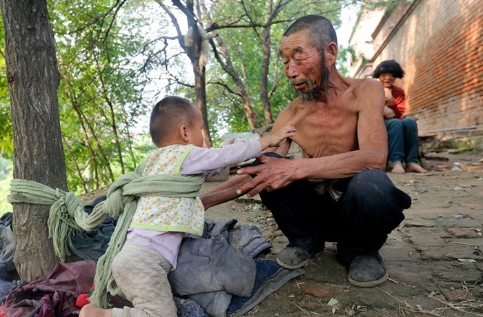 Câu chuyện éo le của ông lão nhặt vợ bên đường về chung sống, mỗi ngày đi làm đều phải trói vợ trói con lại