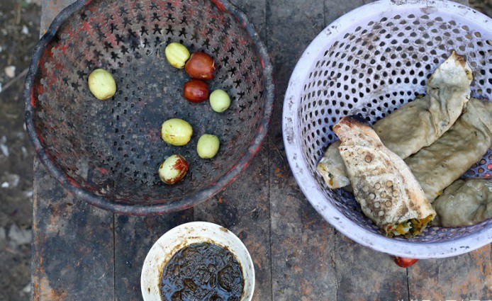 Câu chuyện éo le của ông lão nhặt vợ bên đường về chung sống, mỗi ngày đi làm đều phải trói vợ trói con lại