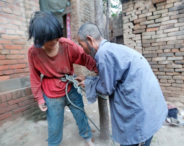 Câu chuyện éo le của ông lão nhặt vợ bên đường về chung sống, mỗi ngày đi làm đều phải trói vợ trói con lại