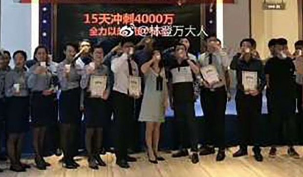 Công ty Trung Quốc bị tố bắt nhân viên uống máu gà để mừng công
