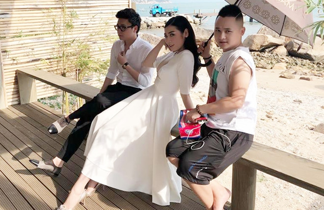 Hôn phu Á hậu Tú Anh khóa trang cá nhân sau vụ chỉ trích Văn Mai Hương