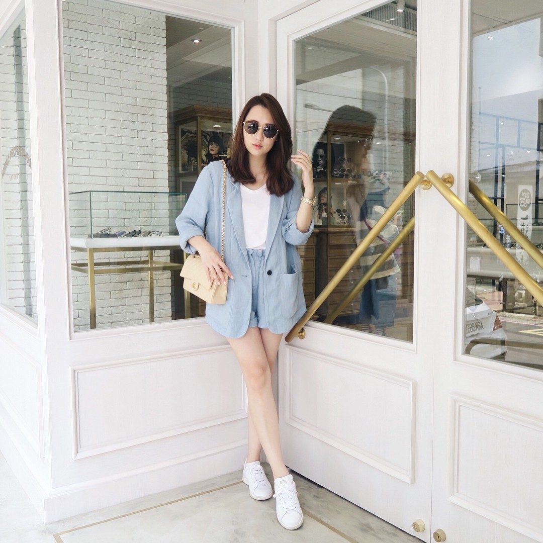 Quanh đi quẩn lại, áo phông trắng vẫn là item dễ mặc nhất và diện được muôn kiểu siêu xinh Quanh đi quẩn lại, áo phông trắng vẫn là item dễ mặc nhất và diện được muôn kiểu siêu xinh