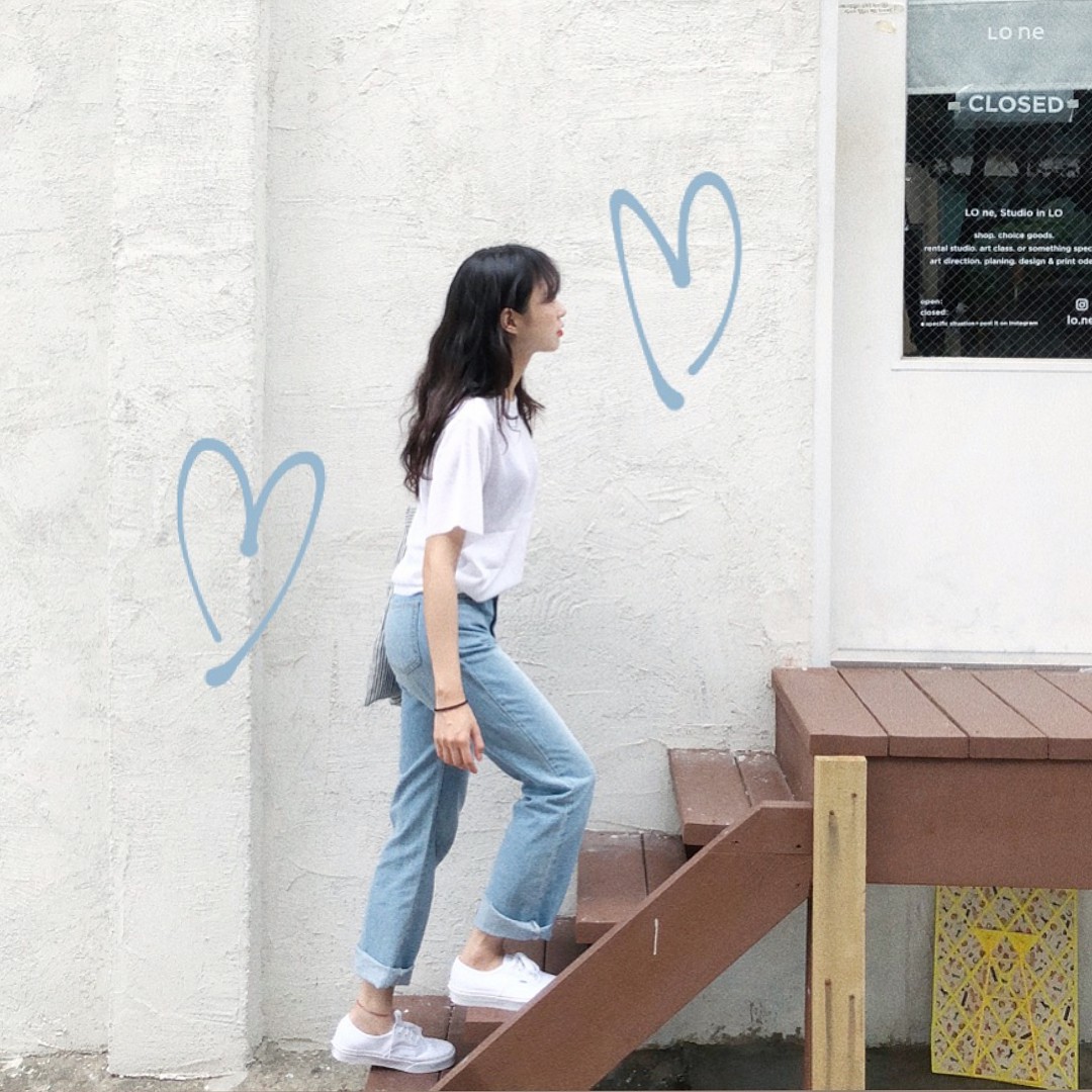 Quanh đi quẩn lại, áo phông trắng vẫn là item dễ mặc nhất và diện được muôn kiểu siêu xinh Quanh đi quẩn lại, áo phông trắng vẫn là item dễ mặc nhất và diện được muôn kiểu siêu xinh