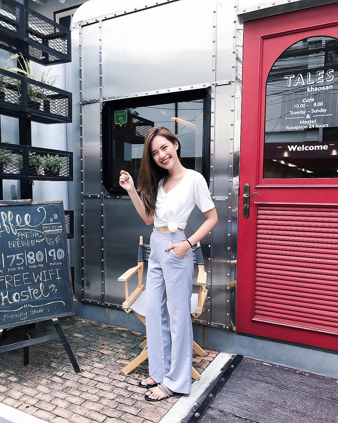 Quanh đi quẩn lại, áo phông trắng vẫn là item dễ mặc nhất và diện được muôn kiểu siêu xinh Quanh đi quẩn lại, áo phông trắng vẫn là item dễ mặc nhất và diện được muôn kiểu siêu xinh
