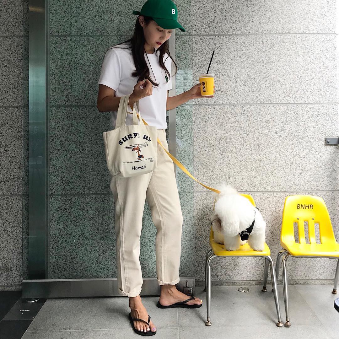 Quanh đi quẩn lại, áo phông trắng vẫn là item dễ mặc nhất và diện được muôn kiểu siêu xinh Quanh đi quẩn lại, áo phông trắng vẫn là item dễ mặc nhất và diện được muôn kiểu siêu xinh