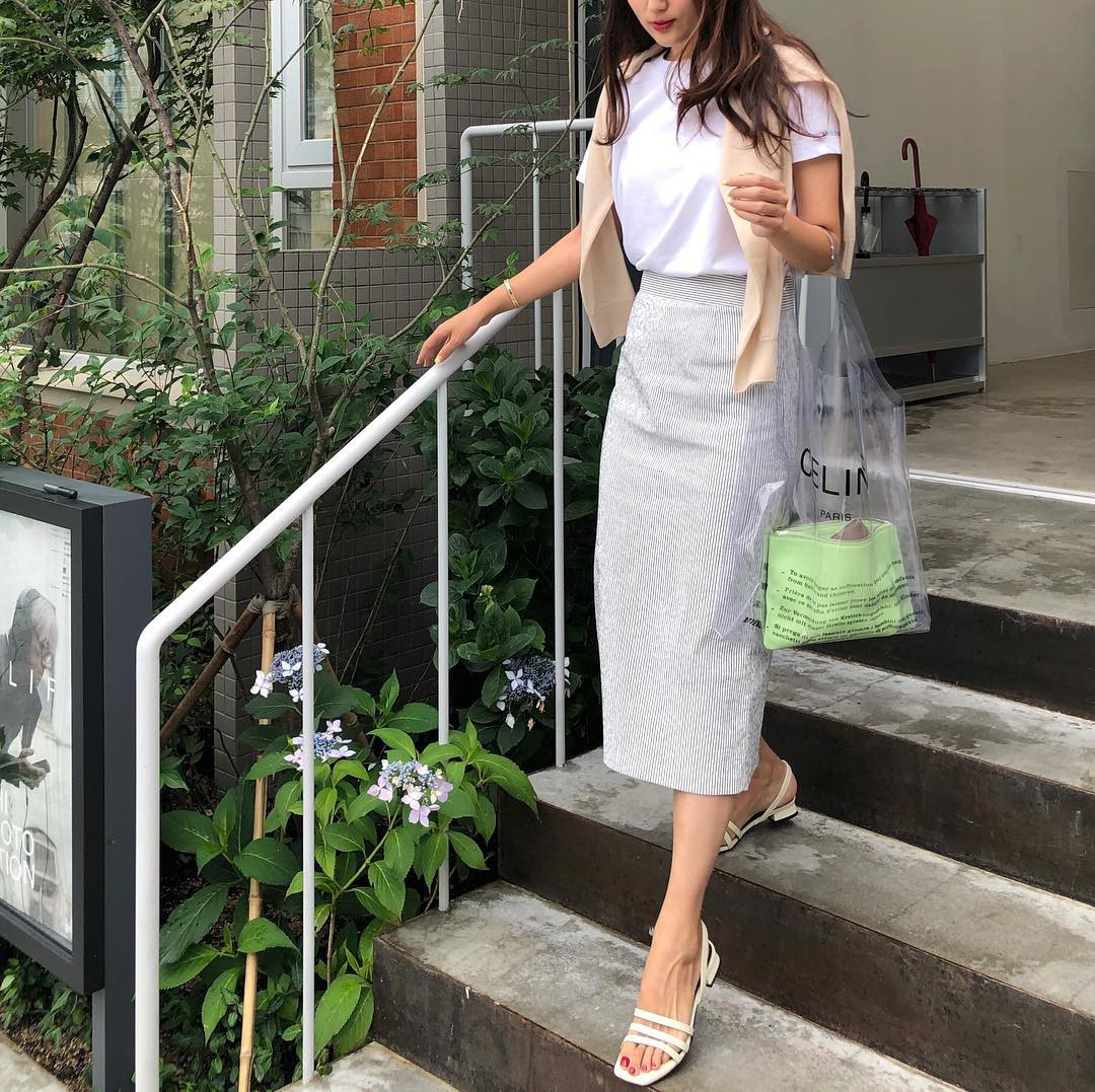 Quanh đi quẩn lại, áo phông trắng vẫn là item dễ mặc nhất và diện được muôn kiểu siêu xinh Quanh đi quẩn lại, áo phông trắng vẫn là item dễ mặc nhất và diện được muôn kiểu siêu xinh