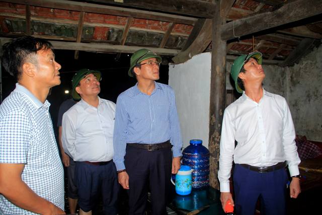 Bão Sơn Tinh gây mưa to, lốc xoáy, hàng loạt mái nhà bị cuốn phăng