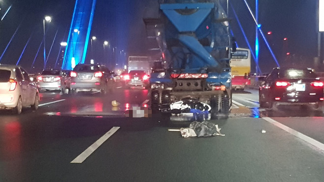 Tông vào đuôi xe trộn bê tông, người đàn ông tử vong trên cầu Nhật Tân