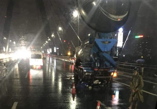 Tông vào đuôi xe trộn bê tông, người đàn ông tử vong trên cầu Nhật Tân