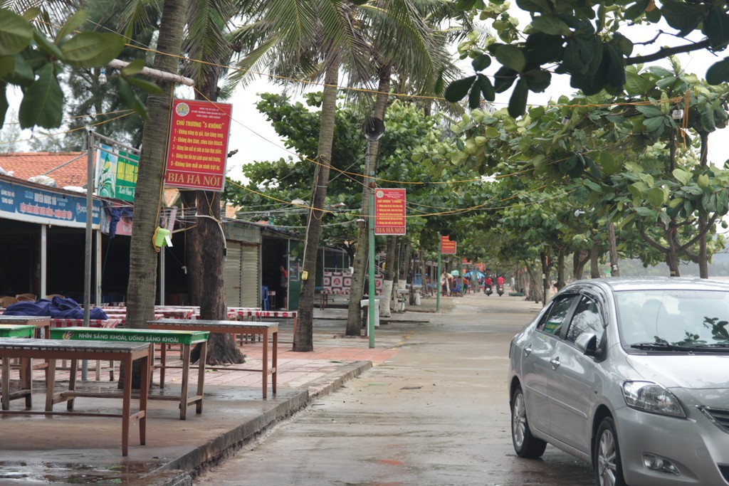 Biển Cửa Lò đông đúc khách du lịch sau bão Sơn Tinh