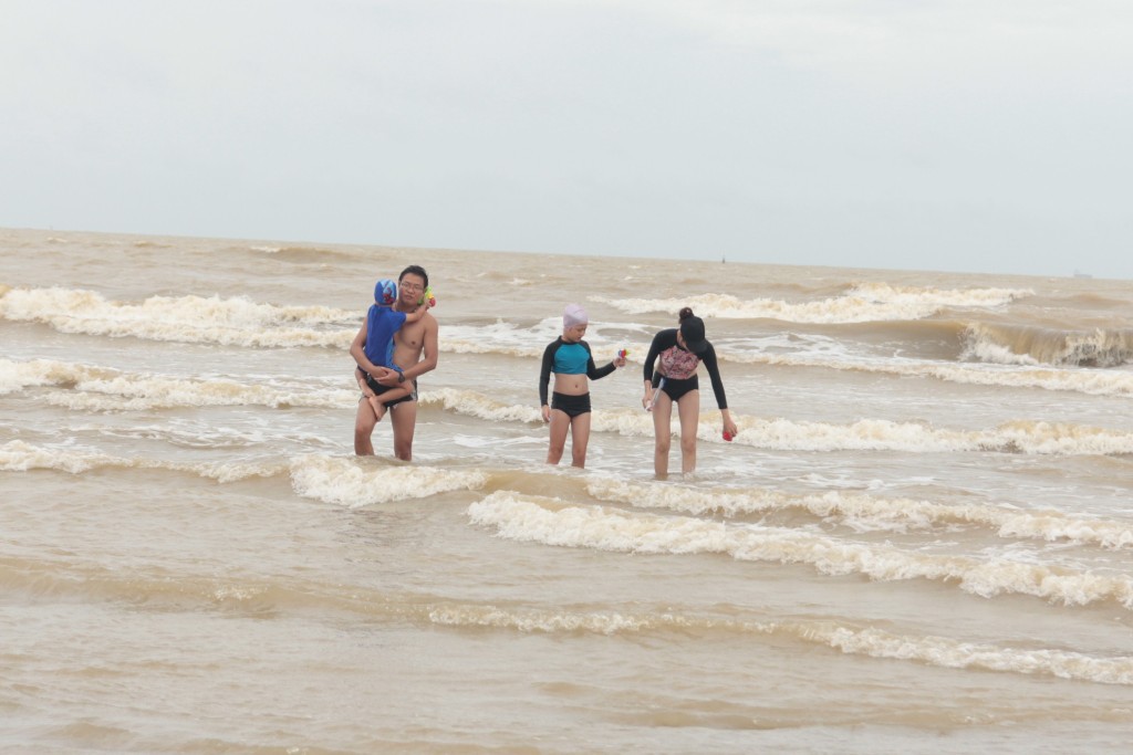 Biển Cửa Lò đông đúc khách du lịch sau bão Sơn Tinh